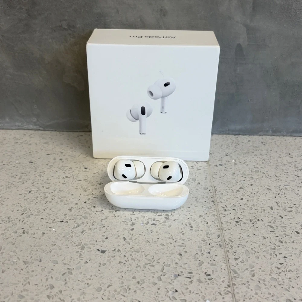 Apple AirPods Pro with White Charging Case. No scratches. Proctor case included